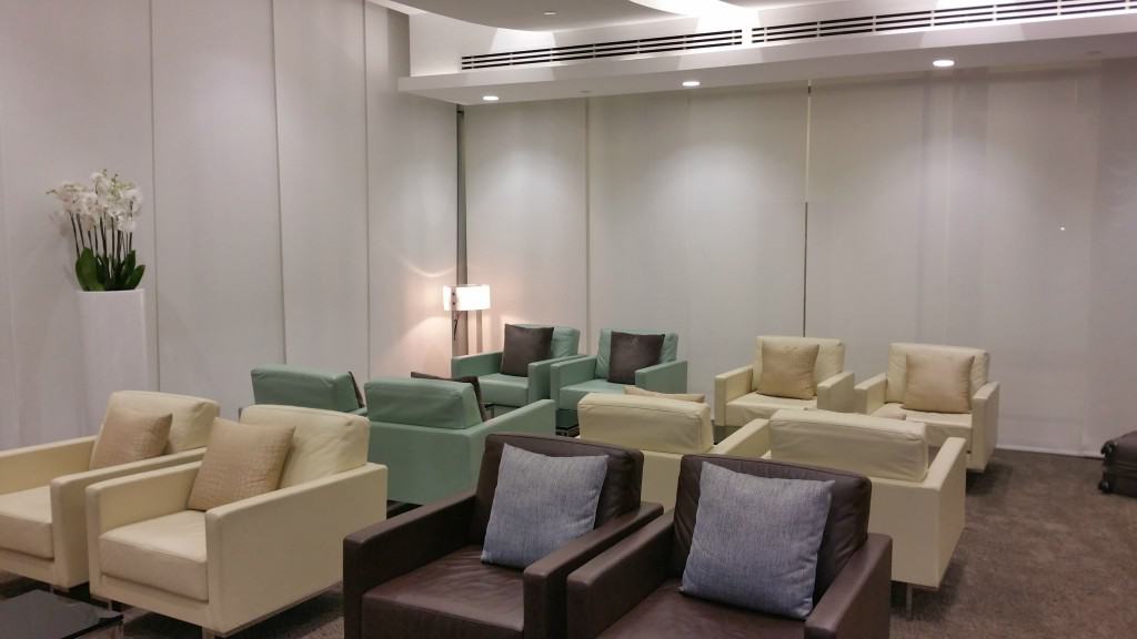 Etihad arrivals lounge Abu Dhabi review. The Arrivals lounge is open for a relaxing few moments after a long light for business and first class guests.