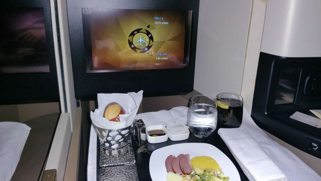 Etihad Business Studio Dreamliner 787 review of from Zurich to Abu Dhabi. Great use of your Etihad miles for a comfortable flight. What should you expect..