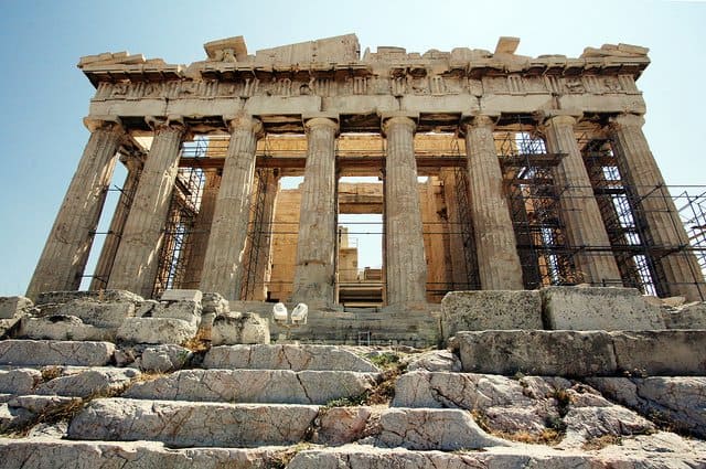10 reasons why Greece should be in your bucket list in 2016. Not that you need an excuse to visit Greece, but as a Muslim traveller looking for halal food and options Greece might just be the perfect place. 