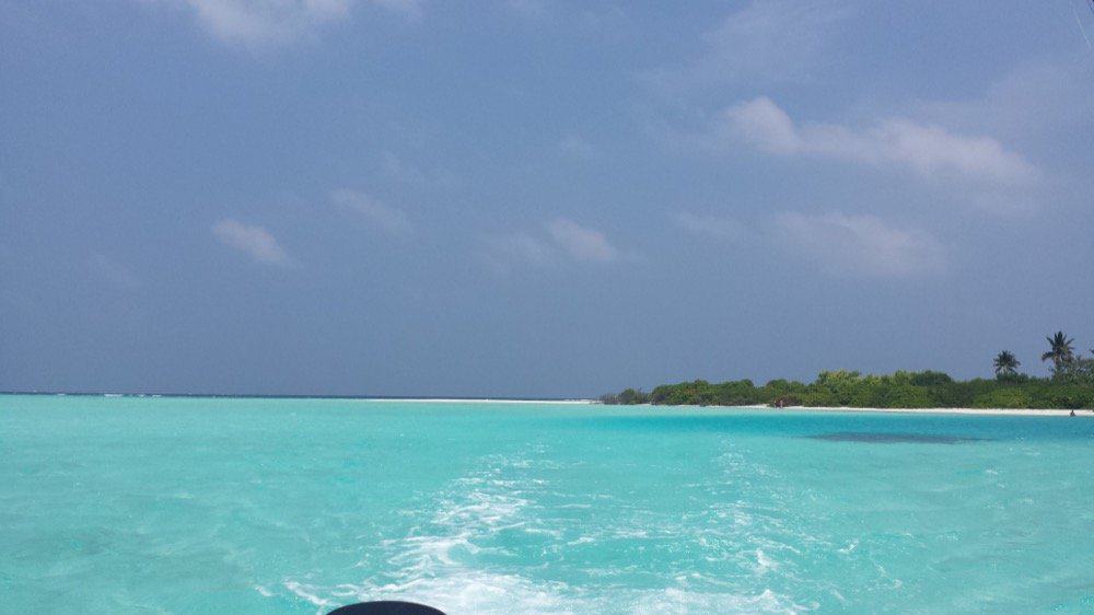 Muslim-Friendly Holiday in the Maldives on a budget |blue waters in the Maldives with a view of a private island