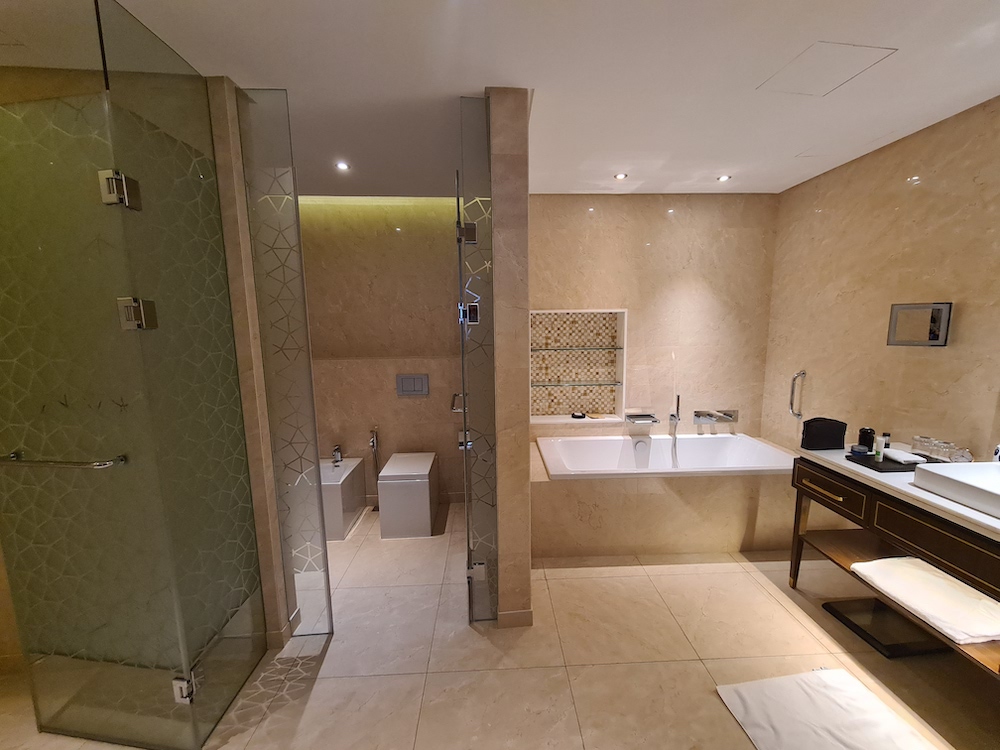 bathroom grand hyatt al khobar
