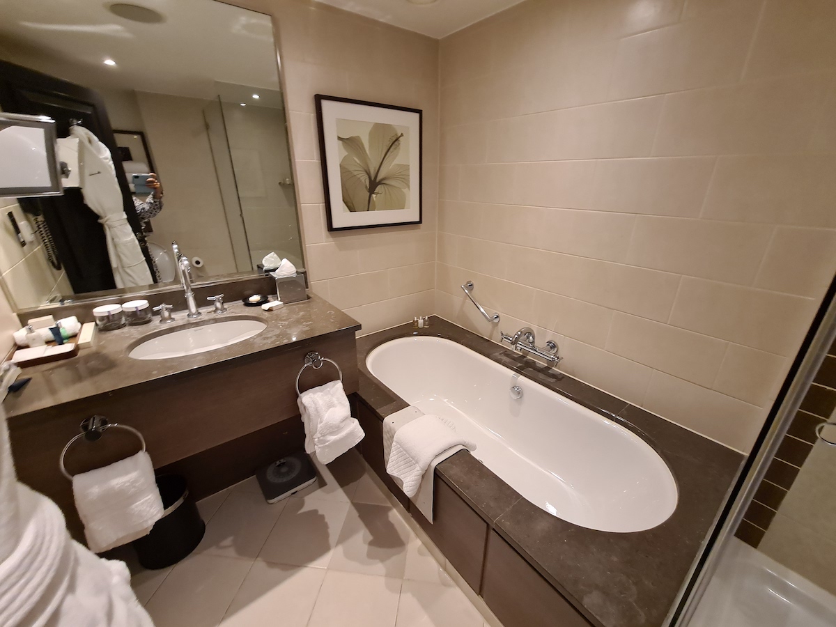 Hyatt Regency London The Churchill bathroom suite