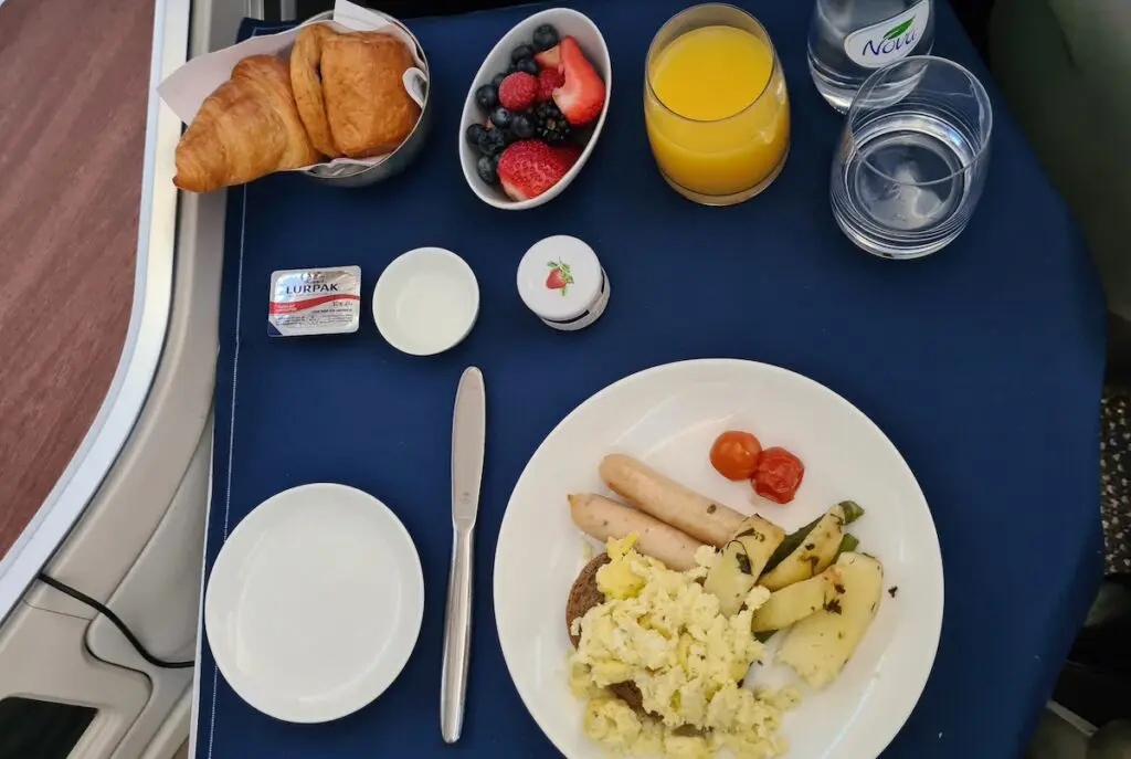 saudi airlines business class breakfast set up