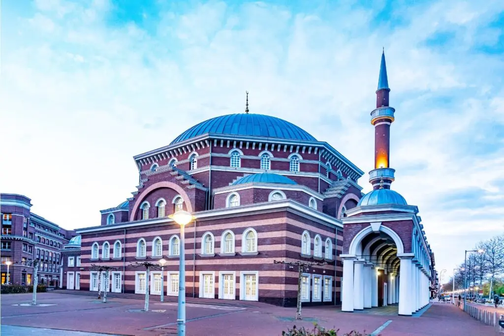 there are several mosques in amsterdam to pray for muslim tourists