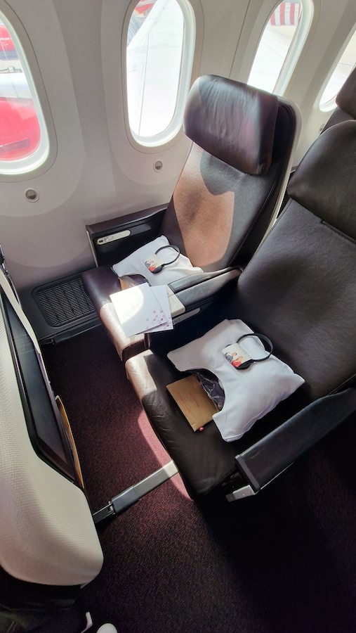 our bulkhead seat without footrest virgin atlantic premium economy 787_1