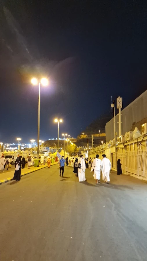 walking back to mina from part of muzdhalifa hajj time