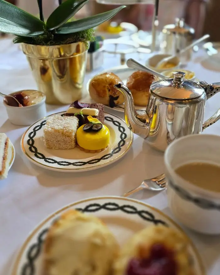 halal-afternoon-tea-set-up-in-London-at-the-milestone-hotel